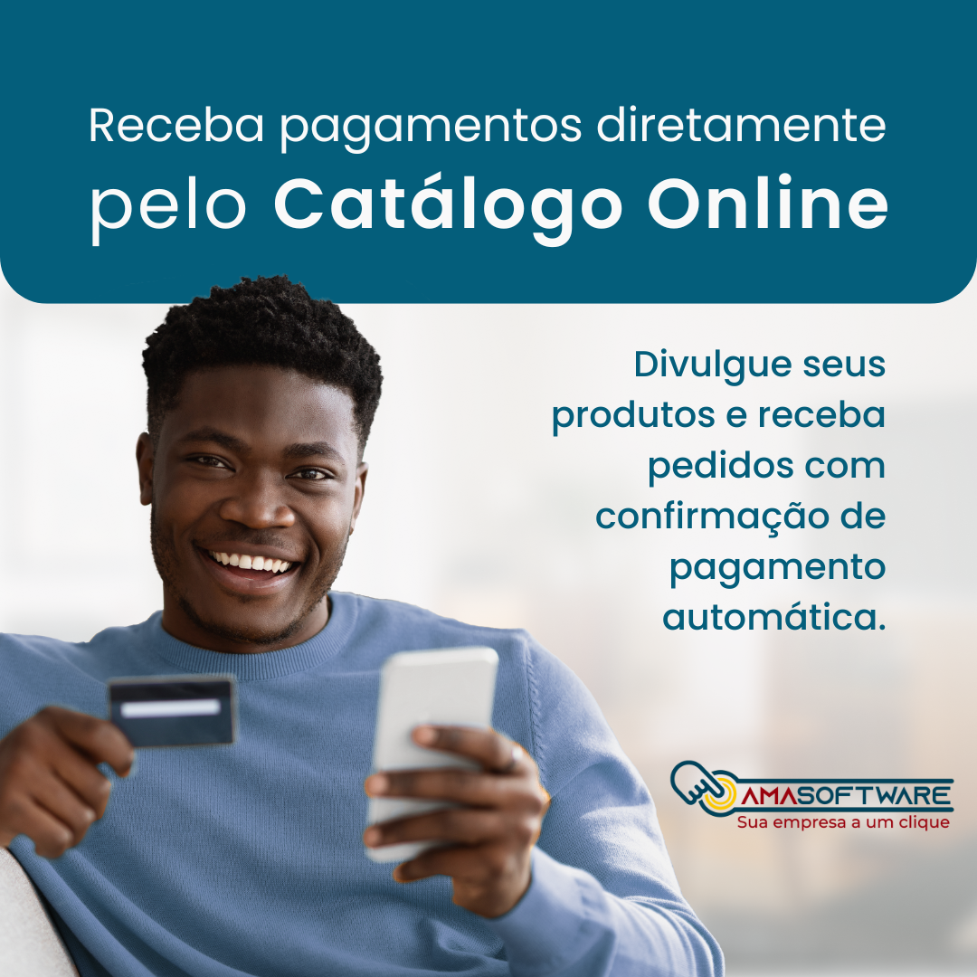 Homem sorridente segurando um cartão de crédito em uma mão e um smartphone na outra, representando pagamento online pelo Catálogo Online da Amasoftware.